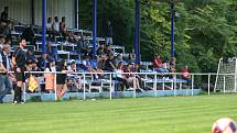 Fotbalisté Horek (v modrém) porazili v divizním derby sousedy z Benátek 1:0.