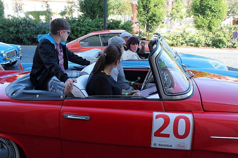 Čtyřiapadesát posádek stanulo ve čtvrtek po 17. hodině na Staroměstském náměstí v Mladé Boleslavi na startovní čáře dalšího ročníku Oldtimer Bohemia Rally.