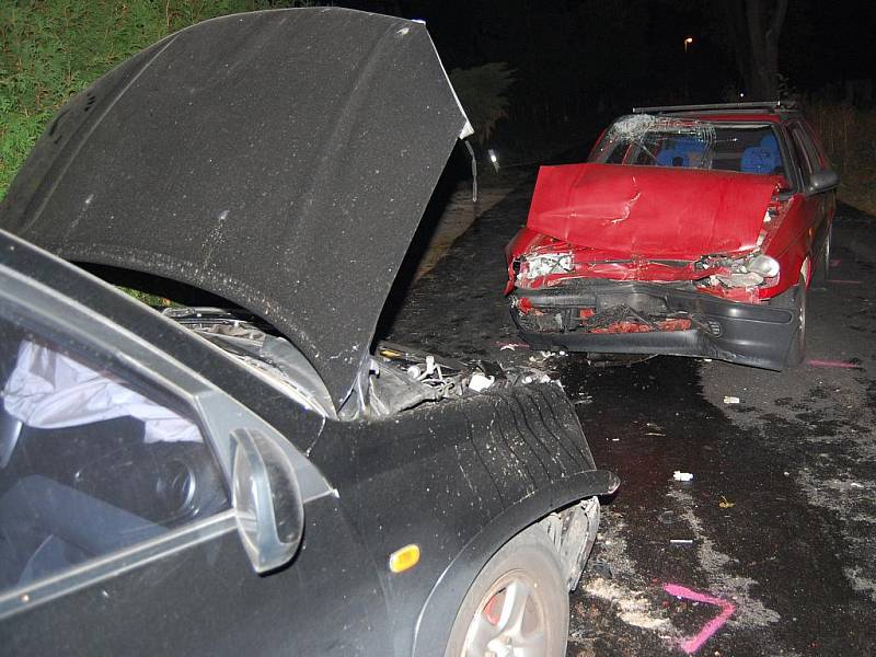 Opilý řidič z černého auta po nehodě zmizel. V červené felicii byl zraněn spolujezdec, kterého musela záchranka odvézt do nemocnice v Mladé Boleslavi