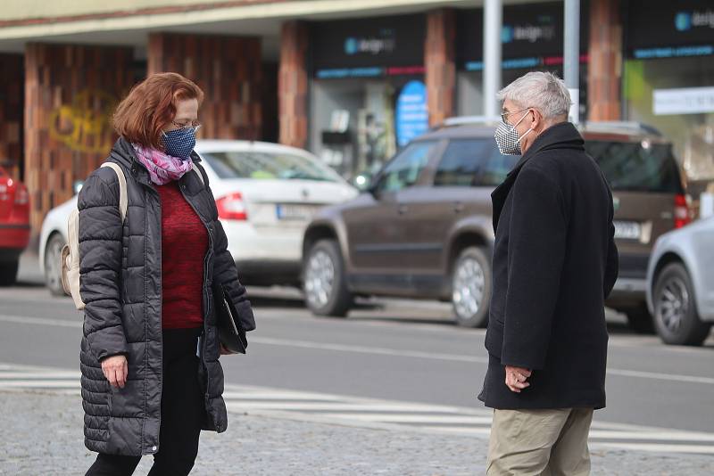 Boleslaváci většinou nosí respirátory. Bez ochrany dýchacích cest na ulici chodil během našeho testu málokdo.