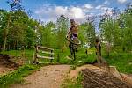Skoky i další nebezpečné kousky předváděli jezdci v bike parku na Štěpánce