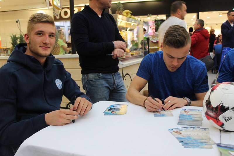 Autogramiáda prvoligových fotbalistů FK Mladá Boleslav přilákala do obchodního a zábavního Bondy centra ve středu odpoledne desítky zájemců.