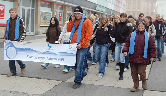Z náměstí Míru v Mladé Boleslavi vyrazili lidé na pochod na pochod proti diabetu.