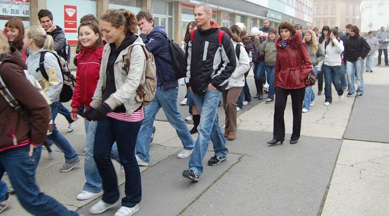 Z náměstí Míru v Mladé Boleslavi vyrazili lidé na pochod na pochod proti diabetu.