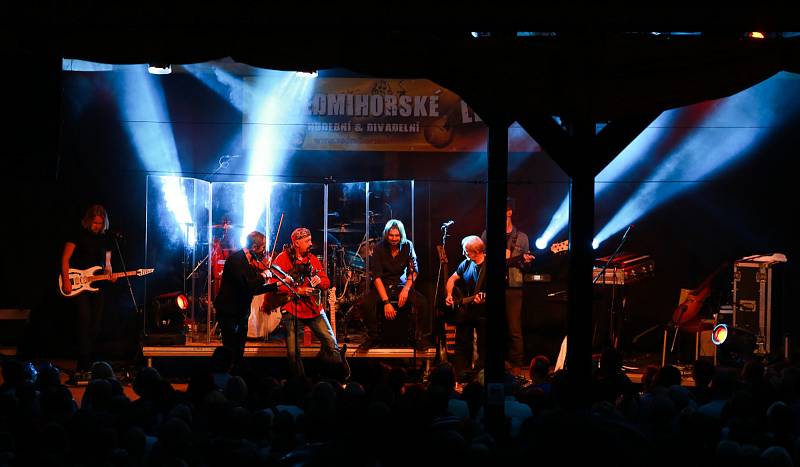 Kapela Čechomor zahrála ve čtvrtek 31. srpna na festivalu Sedmihorské léto se zpěvačkou Martinou Pártlovou.