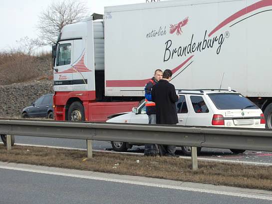 Hromadná nehoda na R10 mezi Bezděčínem a Mladou Boleslaví.