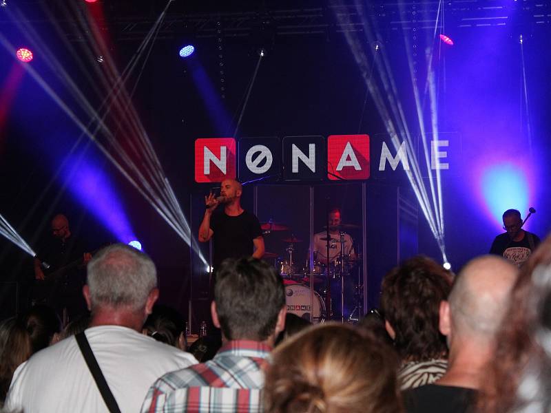 Koncert kapely No Name ve velkém sále Domu kultury v Mladé Boleslavi.