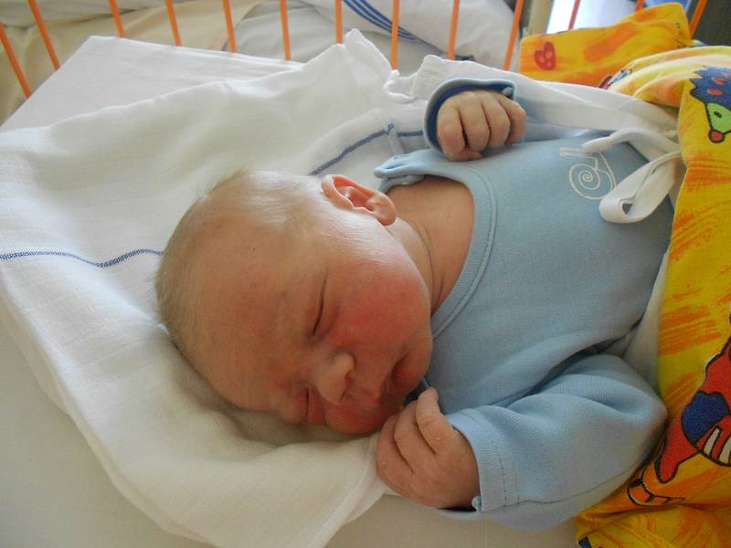 MATYÁŠ Pastorek se narodil 7. srpna, vážil 3,87 kilogramů a měřil rovných 50 centimetrů. Bydlet bude v Petkovech s rodiči Petrou a Borisem a 16měsíční  sestřičkou Aničkou