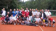 Společný snímek účastníků Stoletého tenisového turnaje, který se odehrál v sobotu na kurtech na Štěpánce