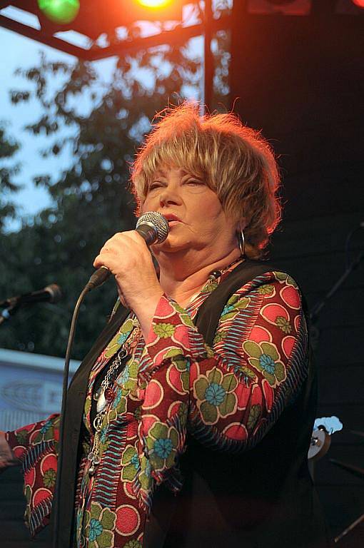 Pod Valečovem koncertovala Věra Špinarová.