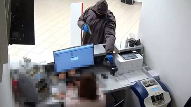 VIDEO: Bankovní lupič stále uniká, policisté žádají řidiče o záznamy z aut  - Příbramský deník