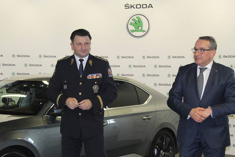 Prvních 19 vozů Škoda Superb Ambition s automatickou převodovkou převzali zástupci Policie České republiky od představitelů automobilky Škoda Auto.