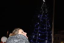 Na Staroměstském náměstí se v první adventní neděli rozzářil vánoční strom
