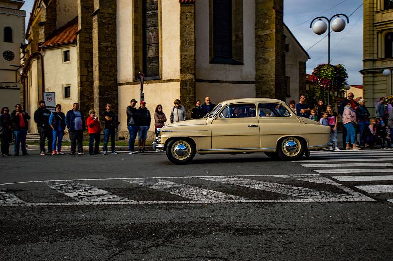 Letošní 17. ročník Svatováclavské jízdy začal na Komenského náměstí slavnostním startem. Akci zahájil primátor Mladé Boleslavi Raduan Nwelati a předseda Klubu historických vozidel Mladá Boleslav Ladislav Pakosta.