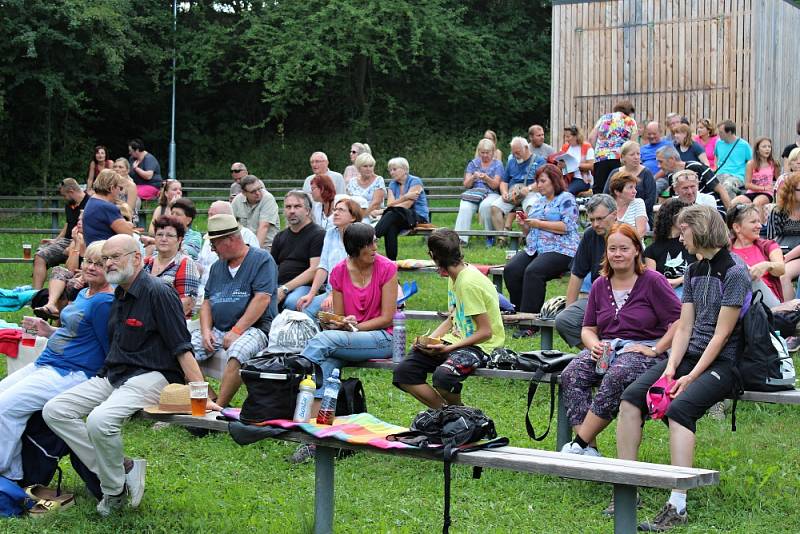 Péťa Bajza, Tonda Bejval, Čeněk Jirsák, Éda Kemlink a Zilvar z chudobince a vedle nich další postavy a postavičky z Rychnova ožily v sobotu večer pod Michalovickou putnou díky Divadýlku na dlani a jejich hře Bylo nás pět. 