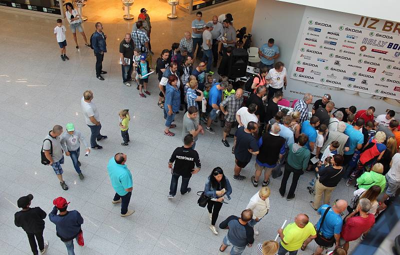 V pátek v podvečer se uskutečnila v obchodním centu Bondy autogramiáda předních jezdců čtyřiačtyřicátého ročníku Rally Bohemia.