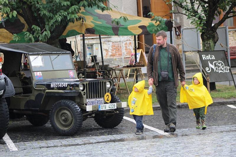 Sobotní stoleté oslavy od vzniku Československé republiky provázelo na mnichovohradišťském Masarykově náměstí deštivé počasí.