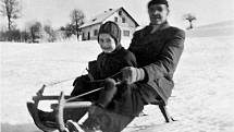 Hana Vtípilová s tatínkem asi v roce 1957