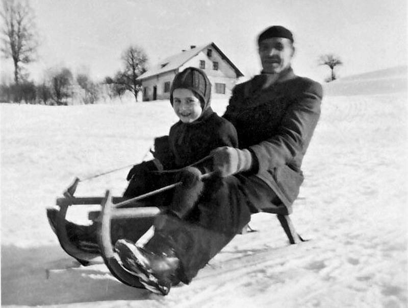 Hana Vtípilová s tatínkem asi v roce 1957