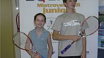 Sourozenci Pluhařovi sbírají trofeje ve squashových juniorských soutěžích.