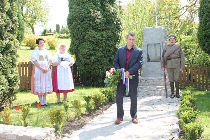 Obyvatelé Holých Vrchů při pietních aktu u příležitosti 70. výročí osvobození