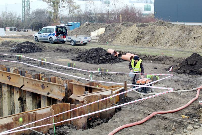 Stavba bioplynové stanice začala v průmyslové zóně Plazy. Za rok má být uvedena do zkušebního provozu.