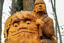 Sochu Mnicha v lesoparku nad Jizerou v Mnichově Hradišti doplnila v uplynulých týdnech dvojice nových soch, Hejkal a Čert.