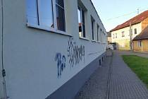 Policie pátrá po vandalovi, který posprejoval benáteckou základní školu.