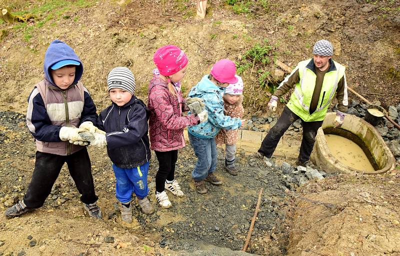 Děti z dolnobousovského přírodovědného kroužku pomáhaly vylepšovat studánku v Rohatsku