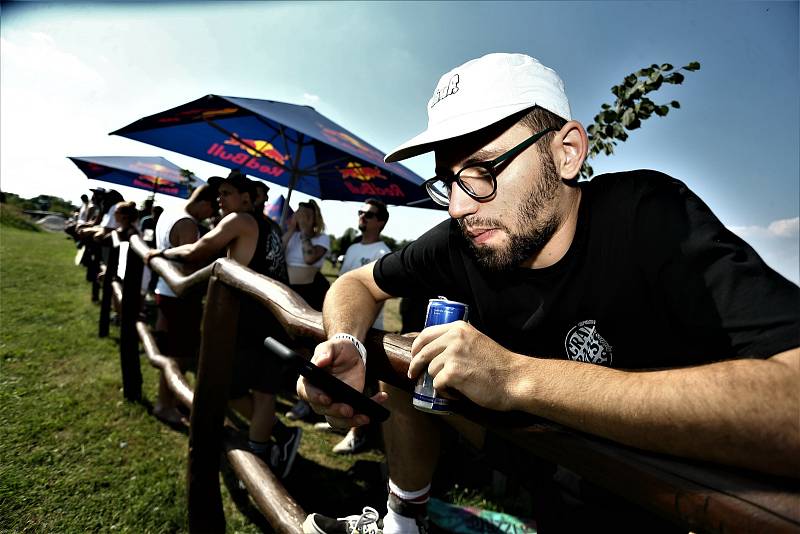 Ze závodu longboardů Red Bull Feel the Wheel 2020 na bikrosové trati v Benátkách nad Jizerou.