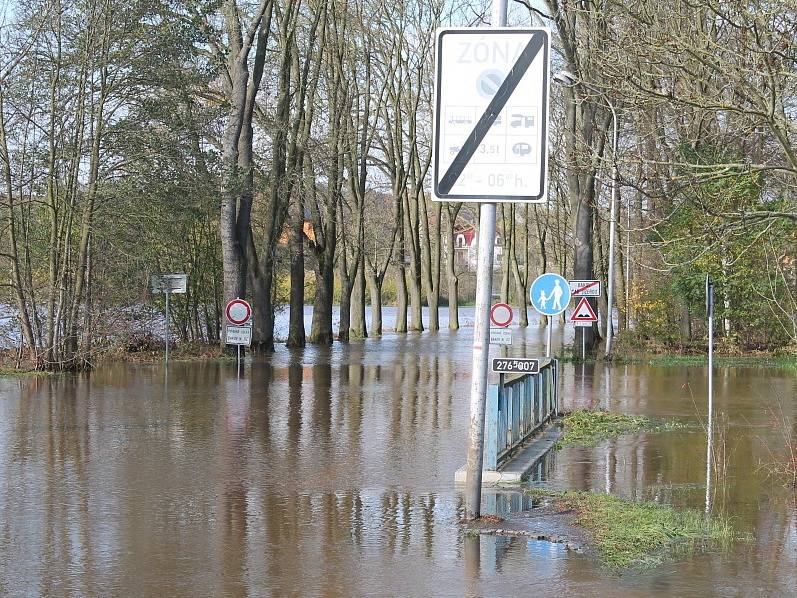 Vylitá Jizera v Bakově.