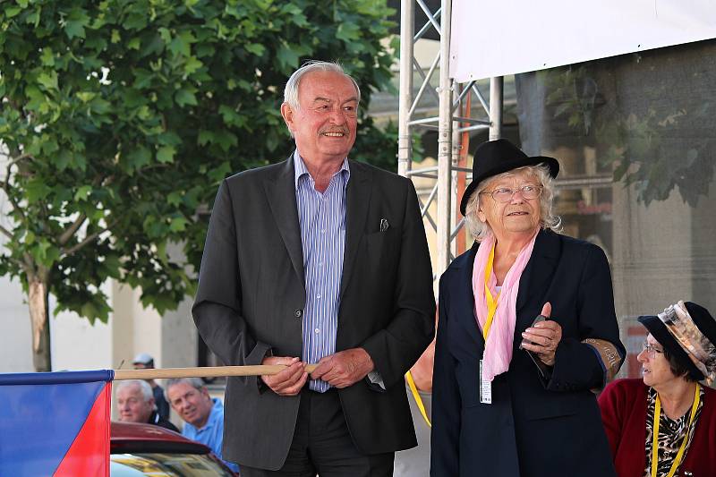 Čtyřiapadesát posádek stanulo ve čtvrtek po 17. hodině na Staroměstském náměstí v Mladé Boleslavi na startovní čáře dalšího ročníku Oldtimer Bohemia Rally.