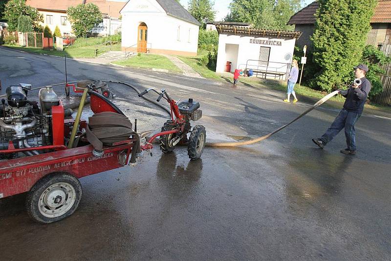 Velká voda se prohnala obcí Doubravička nedaleko Bezna na Mladoboleslavsku. 