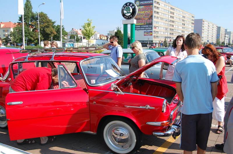 Sraz vozů MBX před Škoda Auto Muzeem v Mladé Boleslavi.