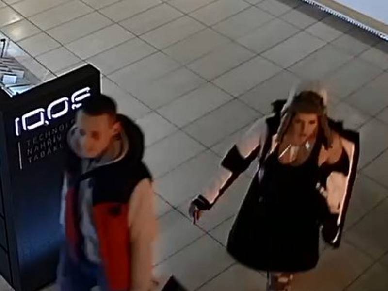 Mladoboleslavská policie hledá pár, který by mohl objasnit krádež značkového oblečení.
