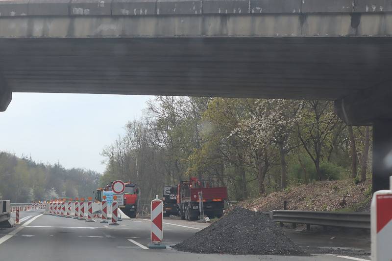 Oprava mostu a s tím spojené zúžení na dálnici D10 mezi Prahou a Mladou Boleslaví - na úrovni sjezdu ke Staré Boleslavi.