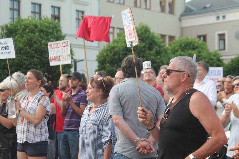 V úterý 11. června se na Staroměstském náměstí sešlo, podle slov organizátorů, na pět set lidí, kteří přišli vyslovit svůj odpor premiérovi České republiky Andrei Babišovi a prezidentovi Miloši Zemanovi.