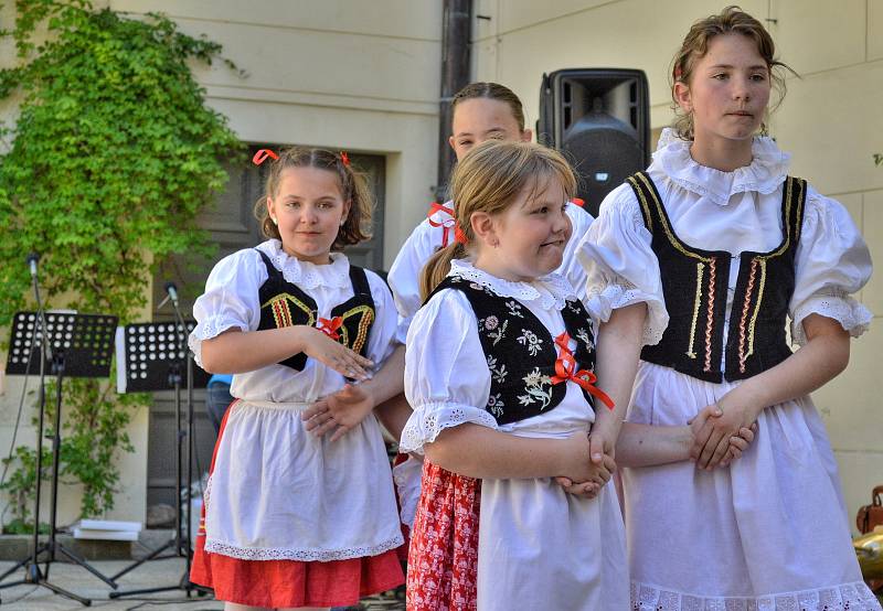 Průvod kosmonoských baráčníků kráčel za státní vlajkou a praporem města od staré pošty směrem na Horní Stakory, následně zamířil k zámku, na jehož nádvoří se odehrála baráčnická slavnost.