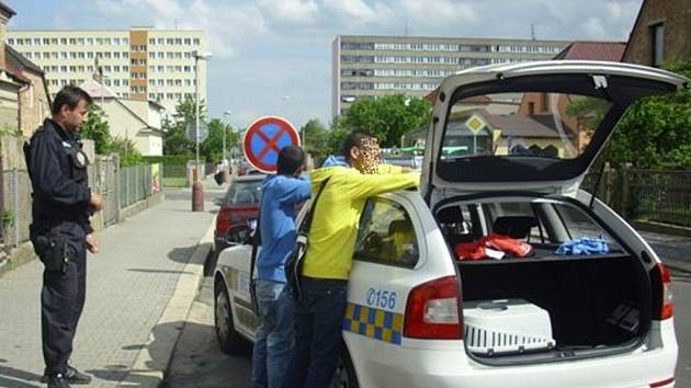 Zloděje textilu se strážníkům podařilo chytit jen kousek od Bondy centra v Mladé Boleslavi, kde kradli.