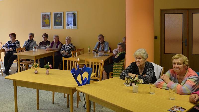 Z besedy se spisovatelem Václavem Junkem v Domě s pečovatelskou službou v Dolním Bousově.