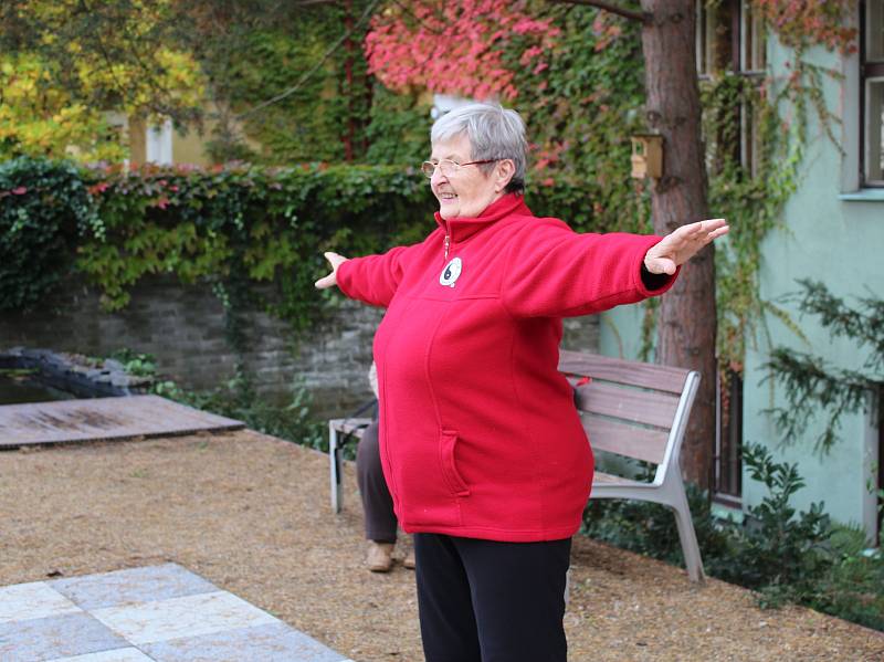 Senioři si užili ukázku TAI CHI a canisterapie