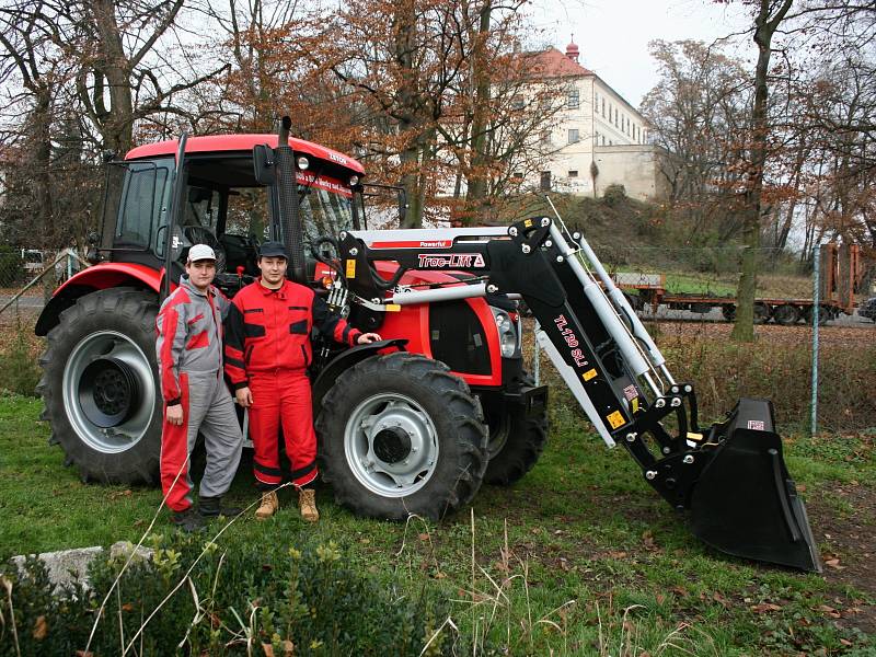 Řídit nový traktor je pro studenty radost