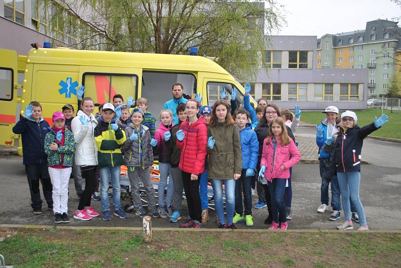 ZBAVIT SE STRACHU z ošklivě vypadajících poranění a zachovat v krizové situaci chladnou hlavu, to bylo cílem Dnů pro záchranu života, které na boleslavské 9. základní škole zvané Pastelka uspořádali profesionální záchranáři ze vzdělávací společnosti Zdrav