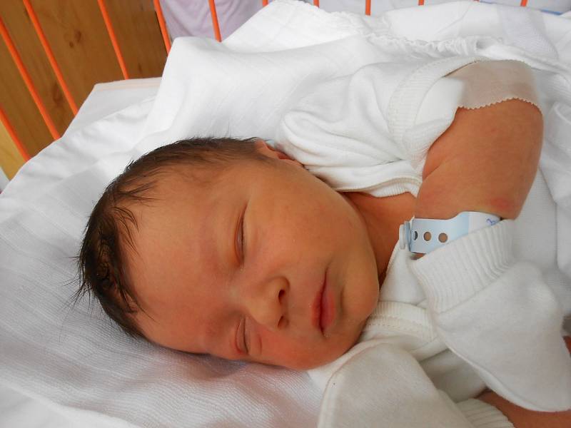 TOMÁŠ Křovina se narodil 30. prosince mamince Markétě a tatínkovi Alešovi.Vážil 3,75 kilogramů a měřil 52 centimetrů.