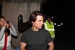 Tom Cruise u věznice v Mladé Boleslavi. Po skončení natáčení se krátce pozdravil s fanoušky.