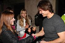 Tom Cruise u věznice v Mladé Boleslavi. Po skončení natáčení se krátce pozdravil s fanoušky.