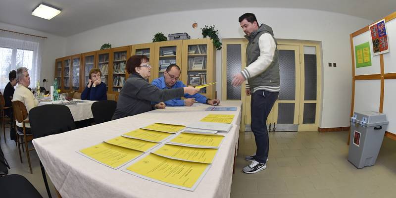 Druhé kolo prezidentských voleb v obci Kolomuty u Mladé Boleslavi.