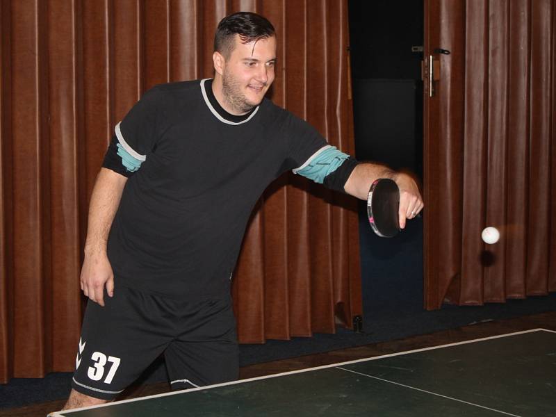 Fotbalisté Bakova hráli turnaj ve stolním tenise