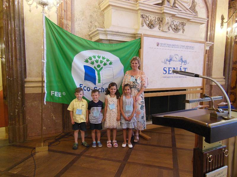 Mateřská škola Vlkava získala za svou práci Mezinárodní titul Ekoškola. Titul Ekoškola symbolizuje mezinárodní zelená vlajka, logo a certifikát, které má škola právo používat.