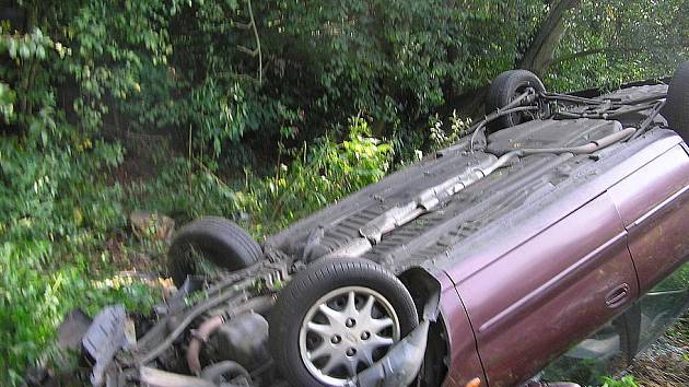 Auto přistálo hned velde sedícího rybáře u Jizery mezi Debří a Josefovým Dolem.